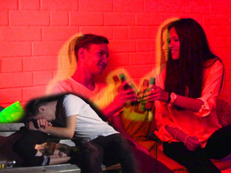 Auf dem mit rot unterlegten Filmplakat gehen zwei Filmszenen ineinander über: Ein junger Mann und eine junge Frau prosten sich mit Bier zu, während links zwei Jugendliche betrunken auf einer Bank liegen.