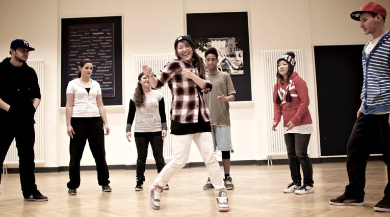 4 Mädchen und 2 Jungen tanzen Hip Hop