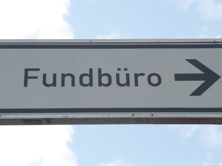 Hinweisschild zum Fundbüro