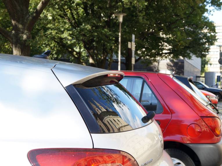 Parkende Kraftfahrzeuge