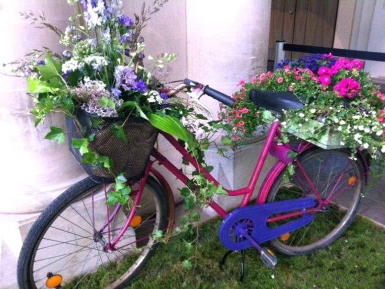 Ein Fahrrad, das mit Blumen geschmückt ist