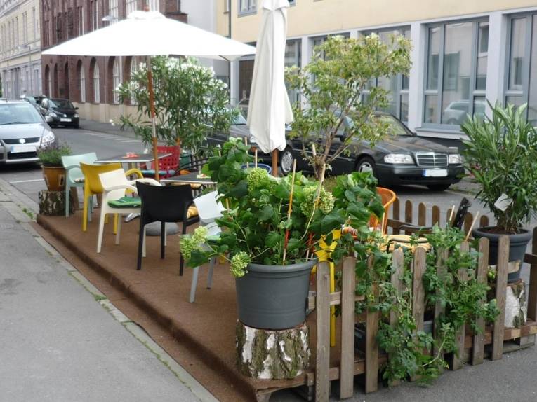 Sitzgelegenheit vor Gaststätte im öffentlichen Straßenbereich