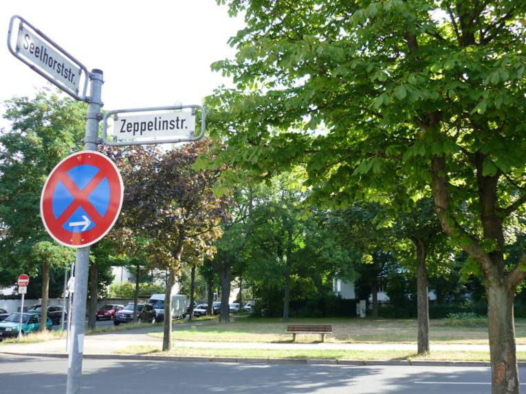 Straßenschilder an der Kreuzung Seelhorststraße - Zeppelinstraße
