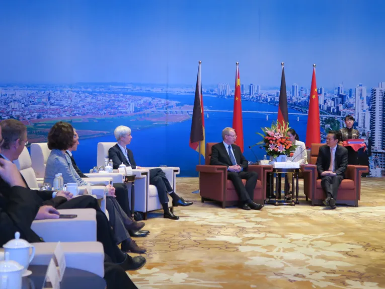 Oberbürgermeister Schostok mit einem Teil der Hannoverschen Delegation zu Gast beim Parteisekretär der Stadt Changde, Herr Wang