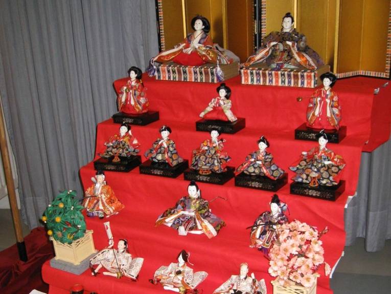 Filigrane japanische Figuren, die auf einem Podest angeordnet sind