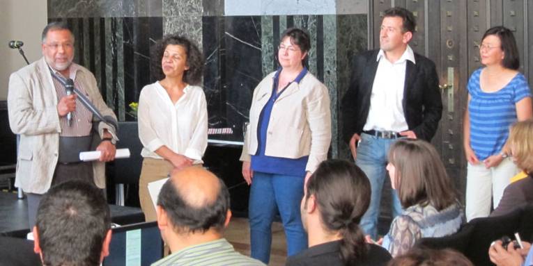 Drei Vertreterinnen und zwei Vertreter von Migrantenorganisationen im Mosaiksaal des Neuen Rathauses