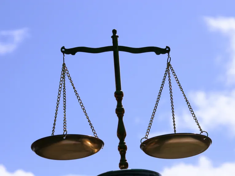 Zwei Waagschalen im Gleichgewicht