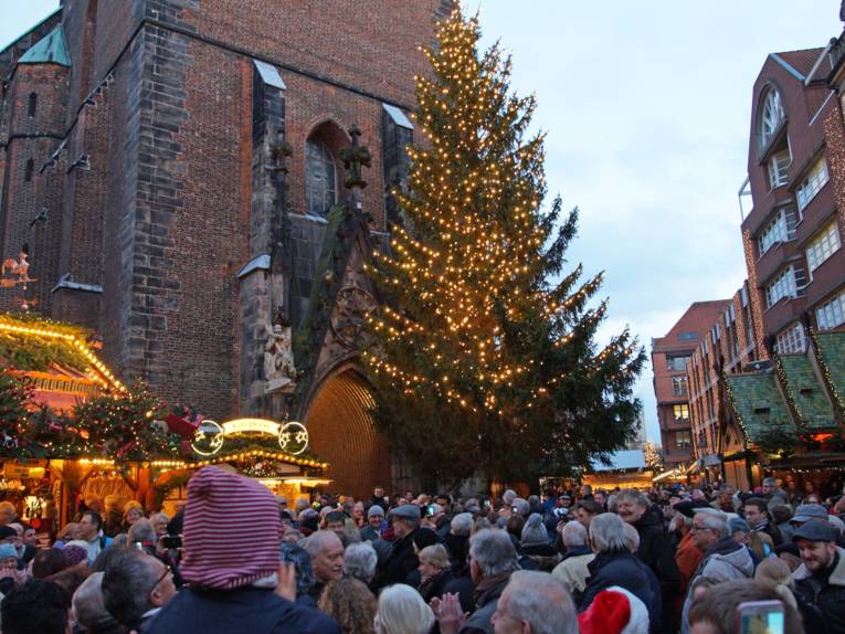Weihnachtsbaum vor einer Kirche. 