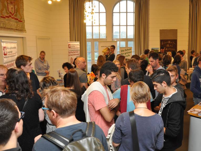 Menschen in einem Saal. 