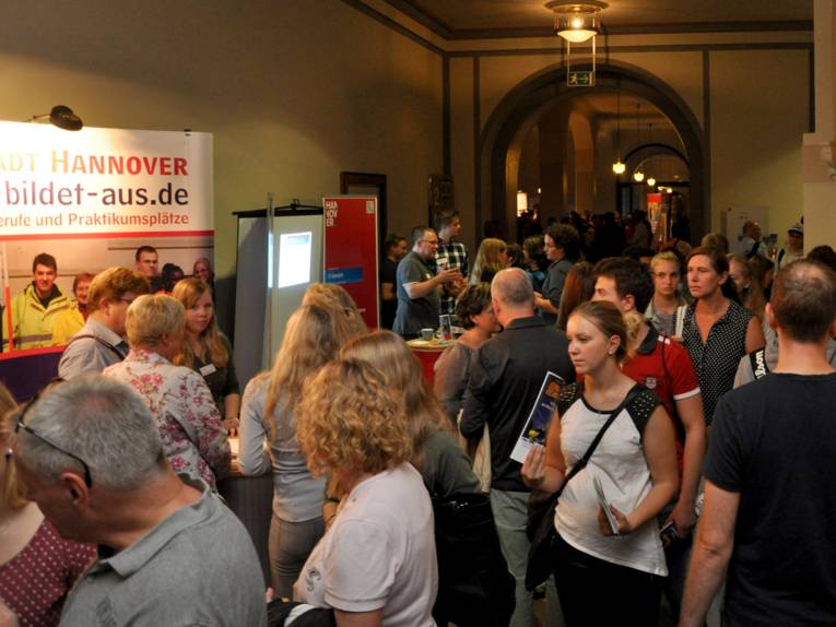 Menschen in einem Flur. 