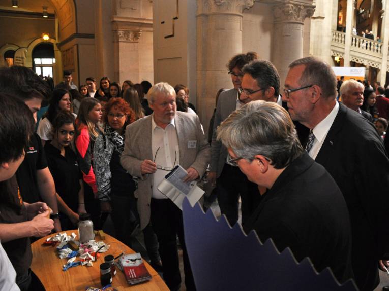 Menschen in einer Halle.