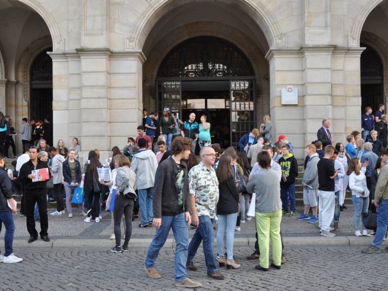 Menschen auf einem Platz.