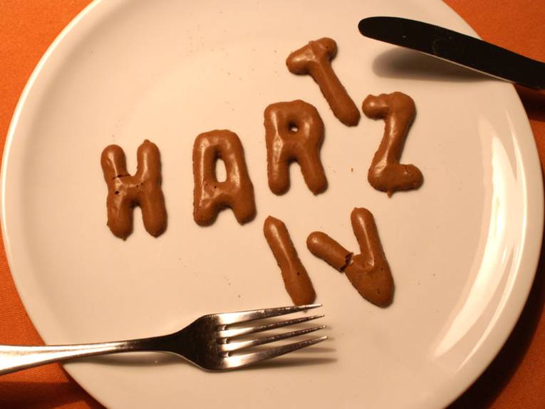 Schriftzug Hartz IV auf einem Teller
