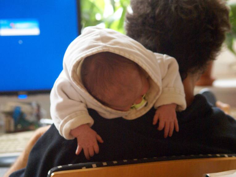 Vater und Baby vor PC