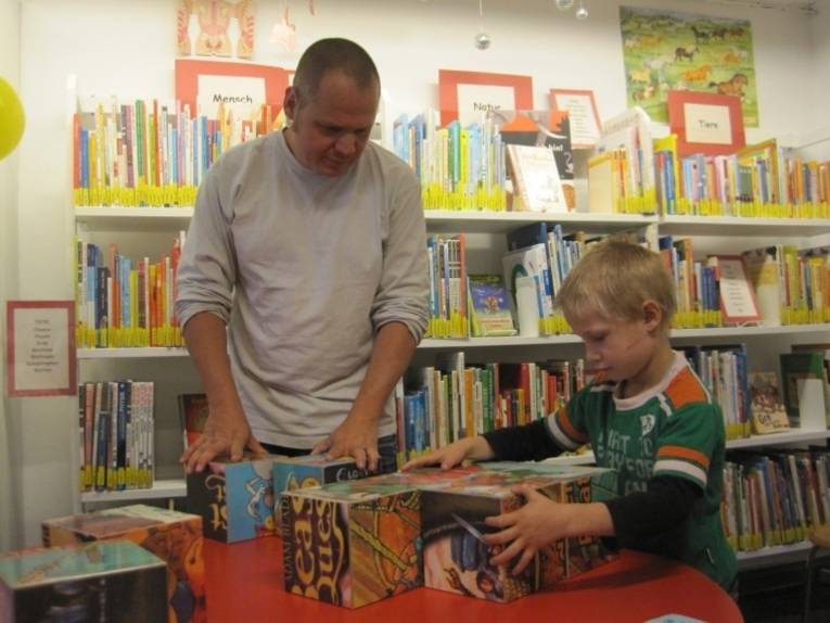 Vater und Sohn Rallye in der Nordstadtbibliothek