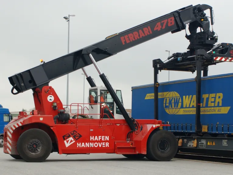 Kombinierter Verkehr - Reachstacker/Bahn