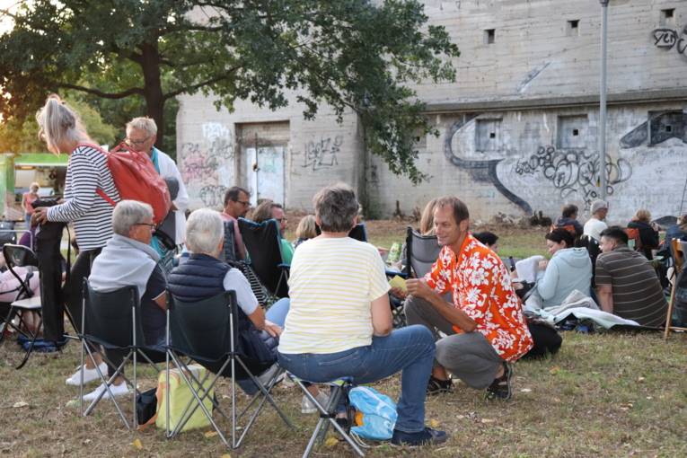 Vertreter des Wissenschaftsladen im Gespräch mit Besuchern
