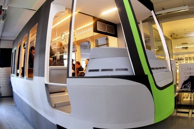 Das Modell der neuen Stadtbahn von außen in den Farben, Grün, Silber und Schwarz