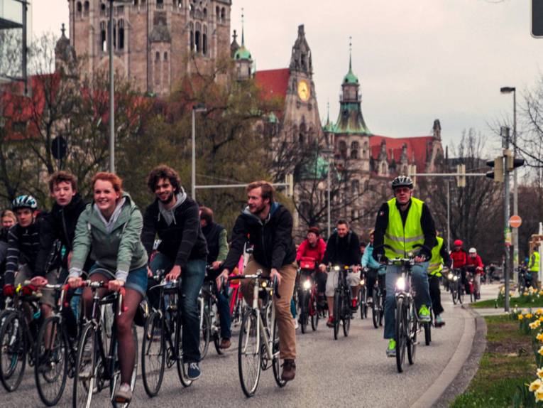 Fahrradfahrer vor hannoverschem Rathaus. 