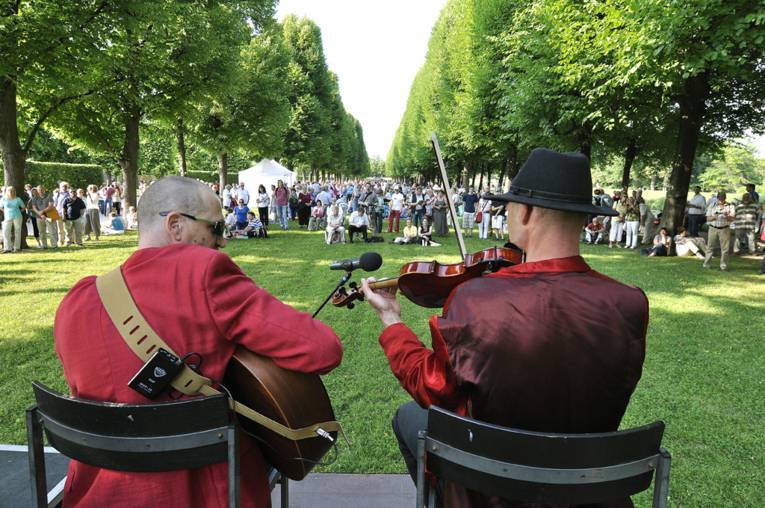 Zwei Musiker vor Publikum.