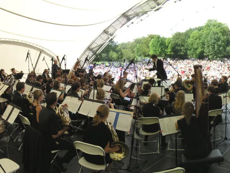 Musiker auf Open Air-Bühne