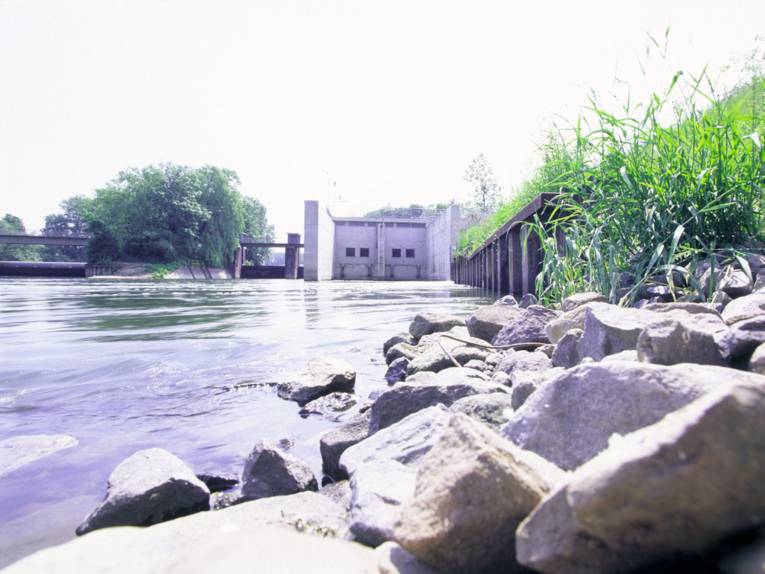 Blick auf das Wasserkraftwerk Herrenhausen 