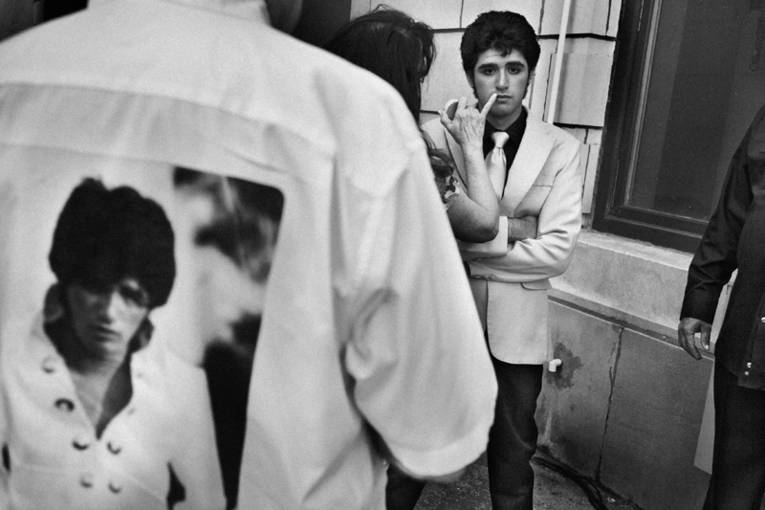 Mehrere Personen, darunter ein junger Mann im Anzug