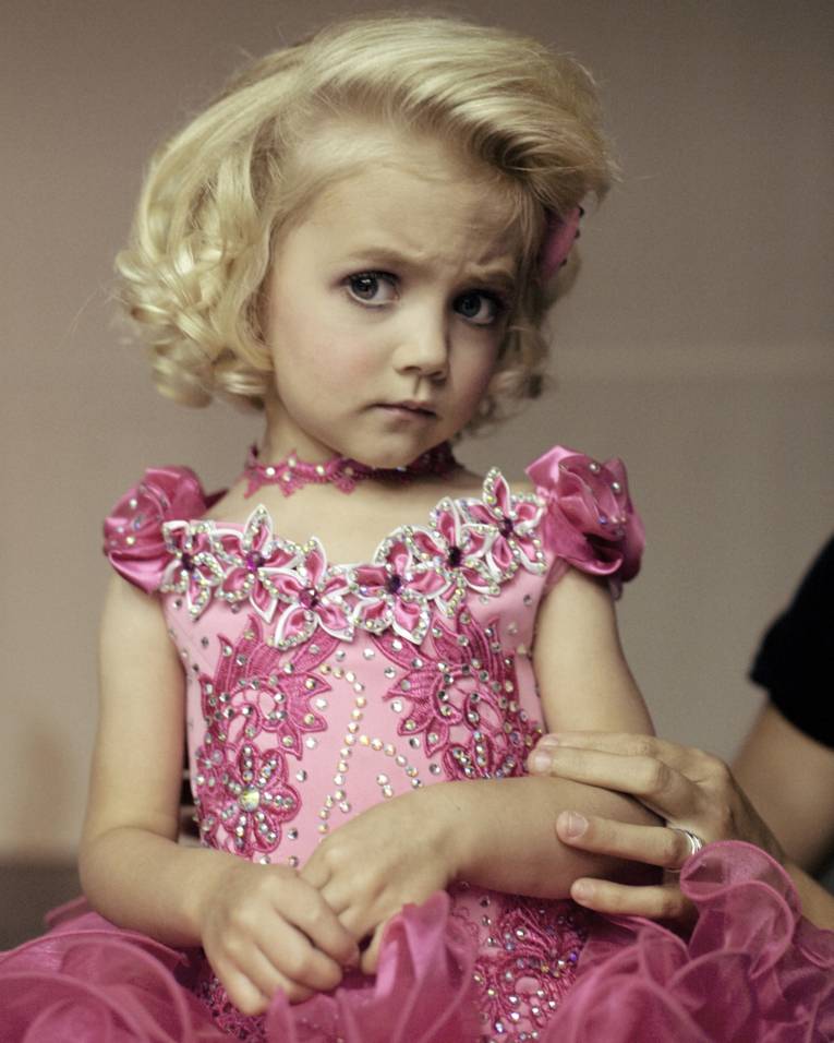 Ein herausgeputztes Mädchen