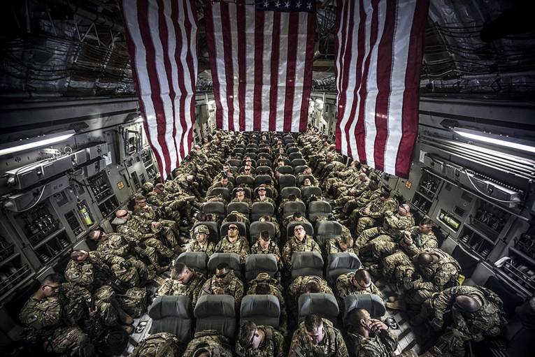 Soldaten mit US-Flaggen in einem Flugzeug