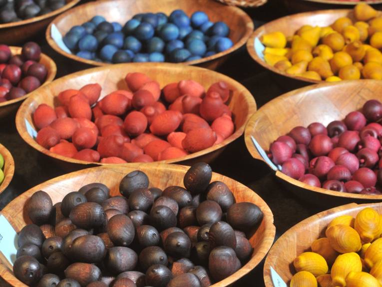 Schalen mit bunten Holzfrüchten 