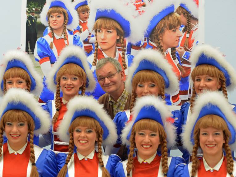 Ein Mann inmitten von Frauen, die wie Schützinnen gekleidet sind