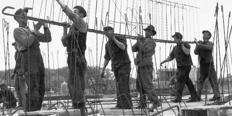 Bauarbeiter, historisches Foto in Schwarz-Weiß