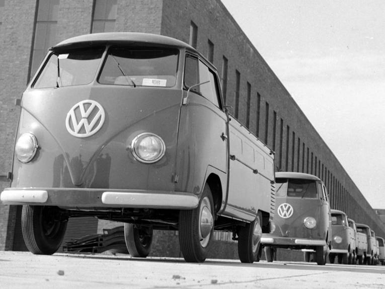 VW-Bullis vor Fabrikhalle