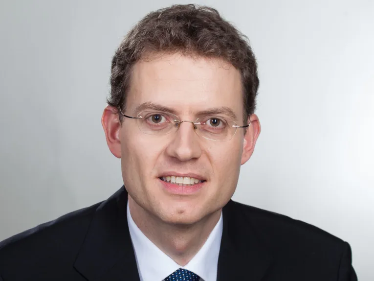 Ein Mann mit Brille.