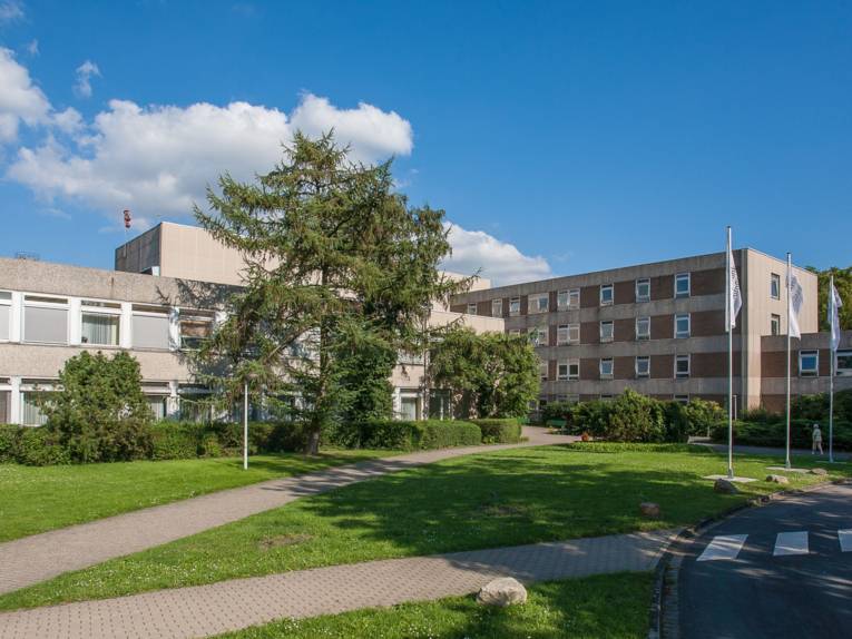 Ein großes Gebäude.