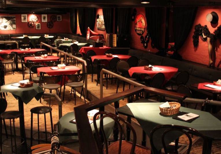 Ein großer Raum mit Tischen.