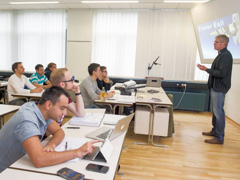 Seminarsituation mit Dozent und Schülern.