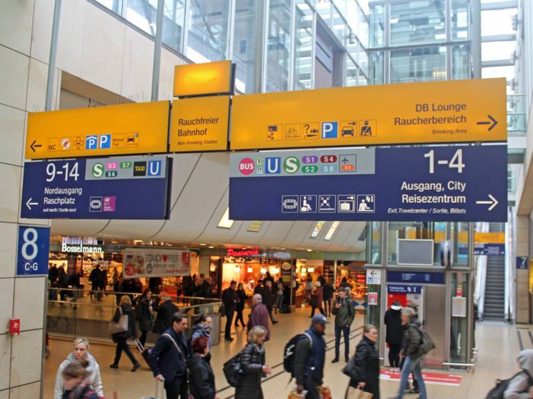 Ausschilderung am Hauptbahnhof Hannover. 