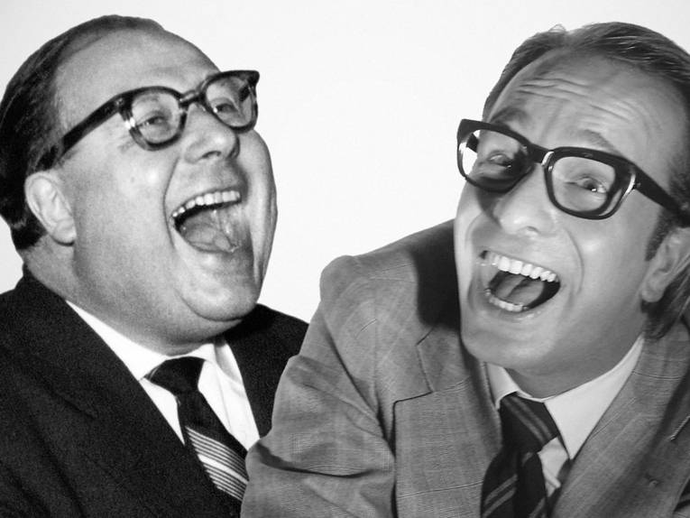 Schwarz-weiß Fotografie zweier lachender Männer.