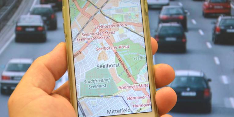 Smartphone zeigt Kartenbild