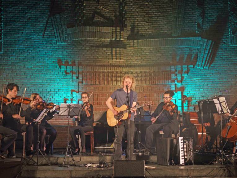 Musiker auf einer Bühne.