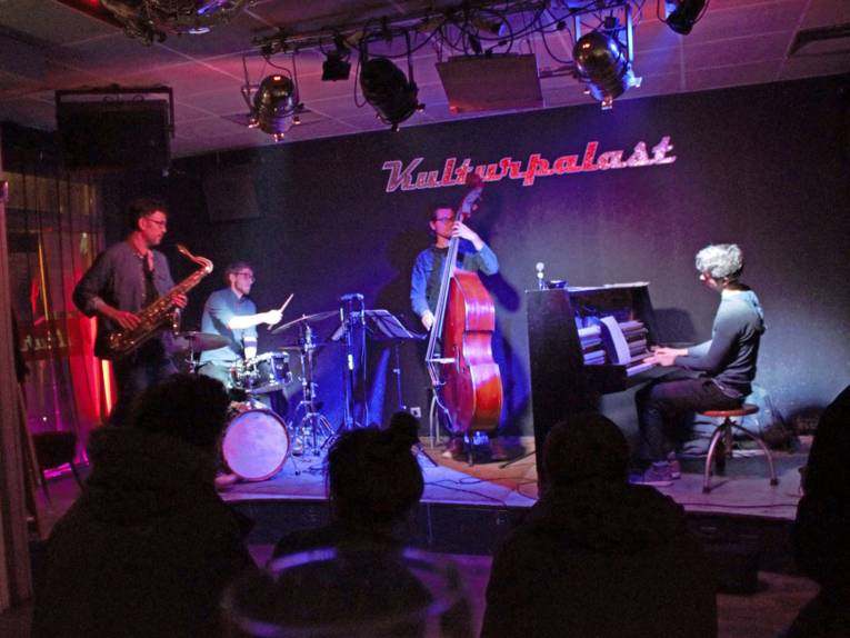 Musiker auf einer Bühne.