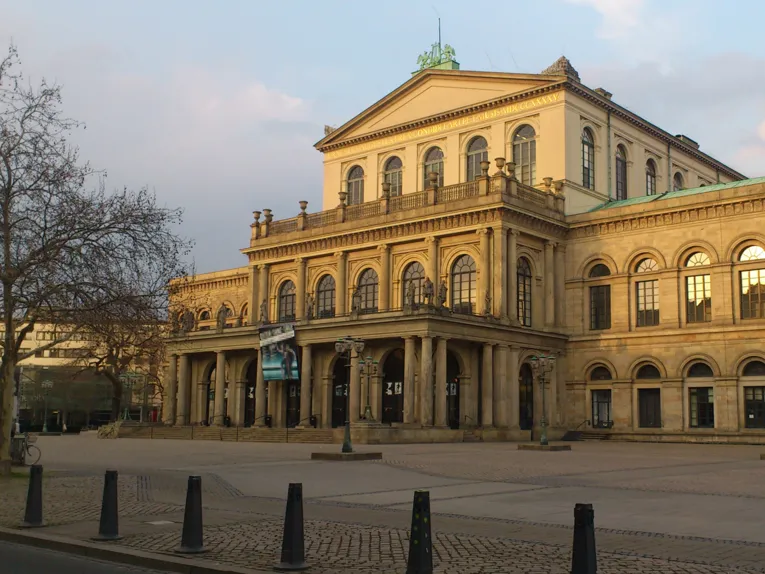 Platz mit einem großen historischen Gebäude