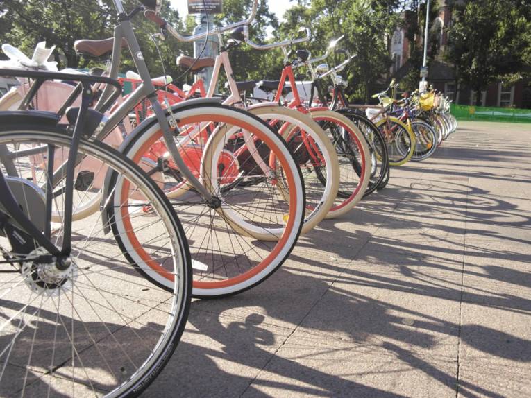 Mehrere Fahrräder.