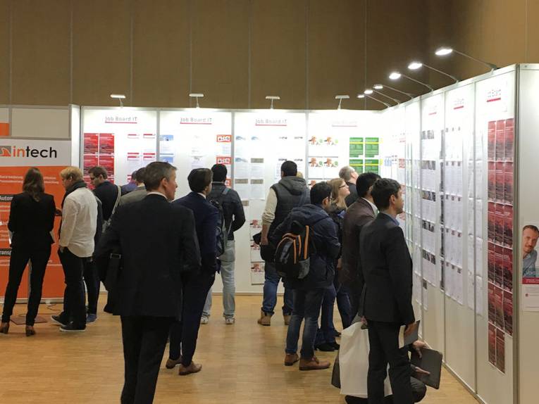 Menschen vor Infowänden