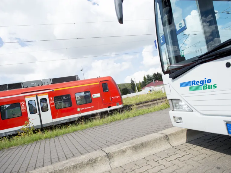 Stadtbahn und ein Bus