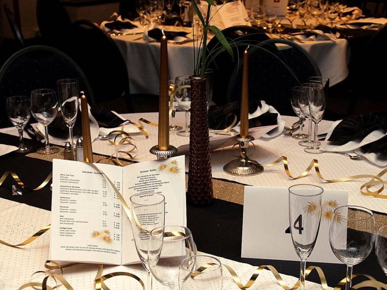 Festlich eingedeckte Tafel