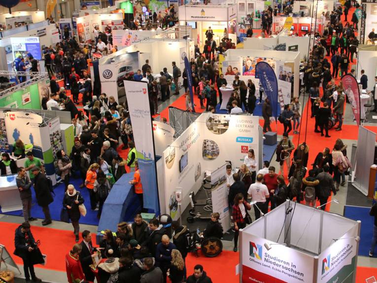 Blick in eine Halle mit vielen Beratungsständen