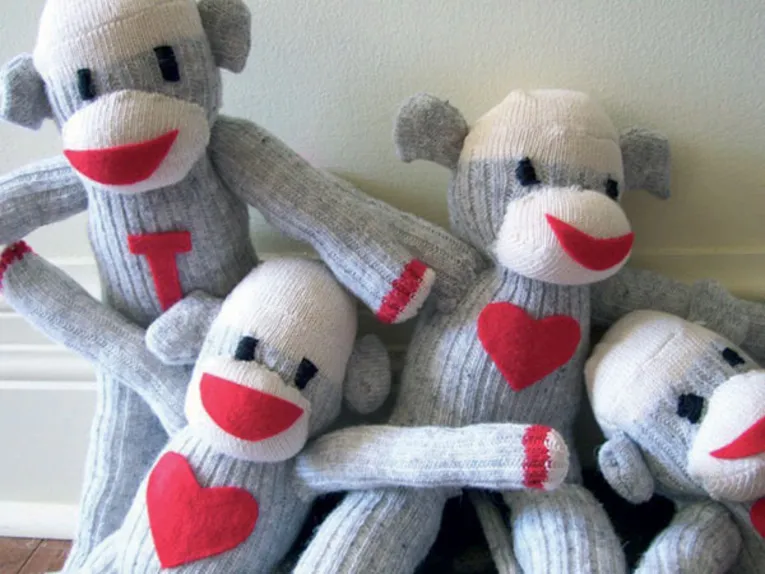 Mehrere Kuscheltiere liegend auf dem Boden.