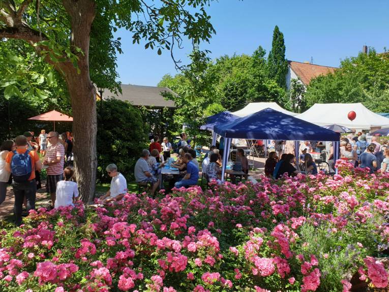 Menschen in einem Garten mit blühenden Blumen
